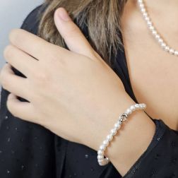 Collana Perle Akoya chiusura moschettone con Diamanti in Oro Bianco foto indossata