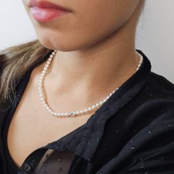Collana Perle Akoya chiusura moschettone con Diamanti in Oro Bianco foto indossata
