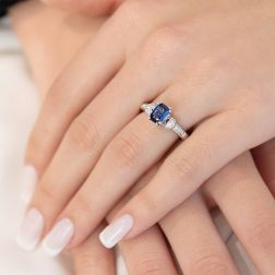 Anello Solitario Zaffiro Ottagonale Contornato foto indossata