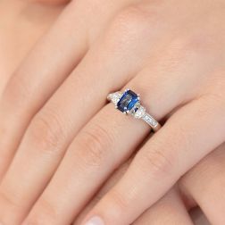 Anello Solitario Zaffiro Ottagonale Contornato foto indossata