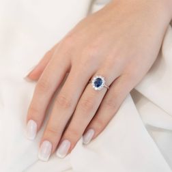 Anello Kate con Zaffiro Blu 6x8mm e 12 Diamanti foto indossata