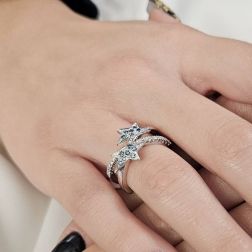 Anello 2 Stelle Diamanti e Diamanti Blu su Oro Bianco foto indossata