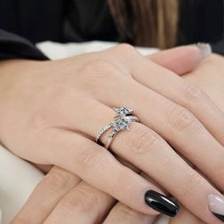 Anello 2 Stelle Diamanti e Diamanti Blu su Oro Bianco foto indossata