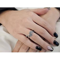 Anello 2 Stelle Diamanti e Diamanti Blu su Oro Bianco foto indossata