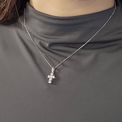 Ciondolo Croce con Diamanti - Larghezza 8.3mm foto indossata