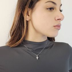 Ciondolo Croce con Diamanti - Larghezza 8.3mm foto indossata