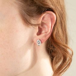 Orecchini Kate Sfalsati con Acquamarina 6x4mm e Diamanti foto indossata