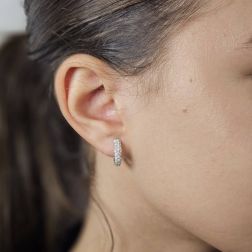 Boccole in Oro Bianco con pavè di 56 Diamanti foto indossata