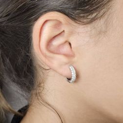 Boccole in Oro Bianco con pavè di 56 Diamanti foto indossata