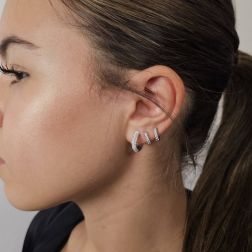 Boccole in Oro Bianco con pavè di 56 Diamanti foto indossata