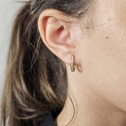 Boccole a Goccia Squadrata con 18 Diamanti in Oro Giallo foto indossata