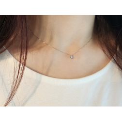 Collana Punto Luce Circle Sfaccettato da 0,040ct foto indossata