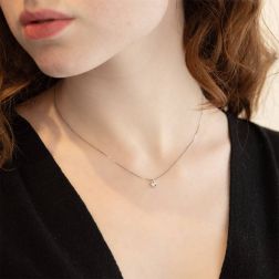 Collana Punto Luce Circle Sfaccettato da 0,040ct foto indossata