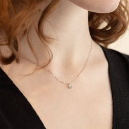 Collana Punto Luce Circle Sfaccettato da 0,040ct foto indossata