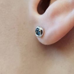 Orecchini Punto Luce Diamanti Blu Circle 5.50mm foto indossata