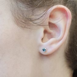 Orecchini Punto Luce Diamanti Blu Circle 5.50mm foto indossata