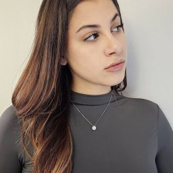 Girocollo Punto Luce Flower Solitario 0.24ct contornato foto indossata