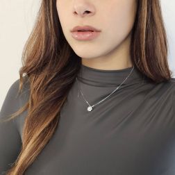 Girocollo Punto Luce Flower Solitario 0.24ct contornato foto indossata