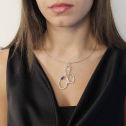 Ciondolo Design a cerchi con Diamanti e Pietre Colorate in Oro Bianco foto indossata