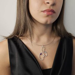 Ciondolo Design a cerchi con Diamanti e Pietre Colorate in Oro Bianco foto indossata