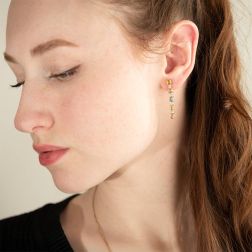 Orecchini Pendenti con Zaffiri Multicolore e Diamanti in Oro Bianco foto indossata
