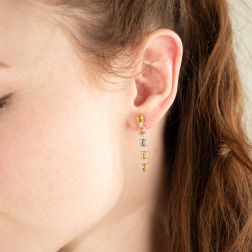 Orecchini Pendenti con Zaffiri Multicolore e Diamanti in Oro Bianco foto indossata