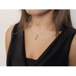 Collana Ciondolo Ovale Oro Bianco e Giallo con 23 Diamanti foto indossata