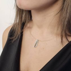 Collana Ciondolo Ovale Oro Bianco e Giallo con 23 Diamanti foto indossata