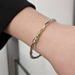 Bracciale con stampa Greca a spirale in Oro Giallo e Bianco foto indossata