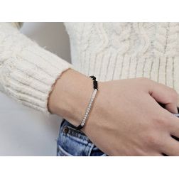 Bracciale Laccetto con Targa in Oro Bianco e 16 Diamanti foto indossata