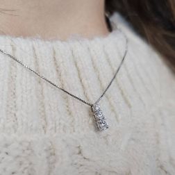 Girocollo Trilogy a Scalare in Oro Bianco foto indossata