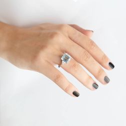 Anello Solitario con Acquamarina Quadrata 11x9mm e Diamanti foto indossata