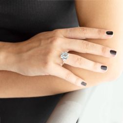 Anello Solitario con Acquamarina Quadrata 11x9mm e Diamanti foto indossata