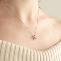 Girocollo 42cm con Ciondolo Anatroccolo con Diamanti foto indossata