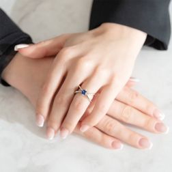 Anello Solitario a X con Zaffiro Blu in Oro Bianco foto indossata