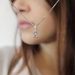 Girocollo Trilogy a Scalare in Oro Bianco foto indossata