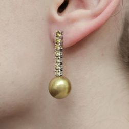 Orecchini pendenti con Perla Gold e Diamanti Brown foto indossata