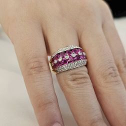 Anello fascia 14 Zaffiri Rosa e 50 Diamanti foto indossata