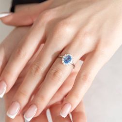 Anello Kate Zaffiro Ovale 8x6mm e 12 Diamanti in Oro Bianco foto indossata