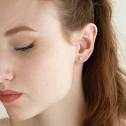 Orecchini Punto Luce Circle castone da 5,50mm foto indossata