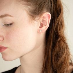 Photo of worn Solitaire earrings with 2 GIA certified Diamonds of 0.40ct