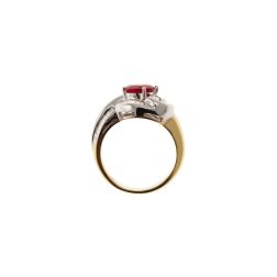 Solitario Design con Rubino e Diamanti Baguette