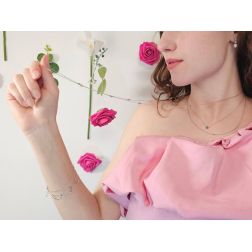 Collana Laccio Circle 13 Diamanti in Oro Bianco foto indossata