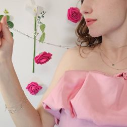 Collana Laccio Circle 13 Diamanti in Oro Bianco foto indossata