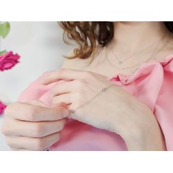 Collana Laccio Circle 13 Diamanti in Oro Bianco foto indossata