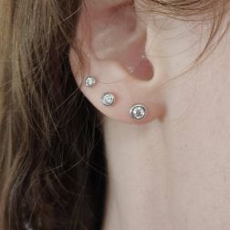 Orecchini Punto Luce Circle foto indossata 3,5mm 4,5mm 5,5mm