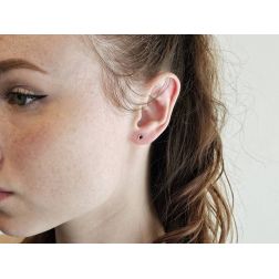 Orecchini Rubino Circle 4.50mm Oro Bianco foto indossata