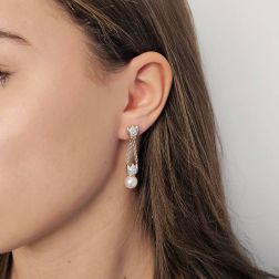 Orecchini a catena con Perle Akoya e Diamanti in Oro Bianco e Giallo foto indossata