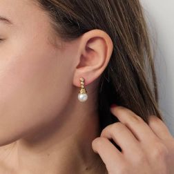 Orecchini a Goccia in Oro Giallo con Perle Akoya e Diamanti foto indossata