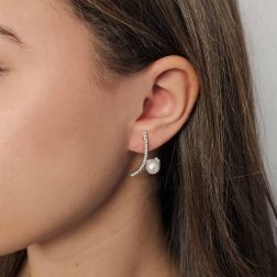 Orecchini Pendenti a Curva con Perle e 50 Diamanti foto indossata